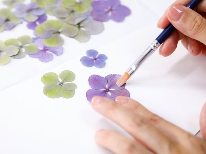お花の個性を引き出す彩色を花びら一枚一枚に手作業で