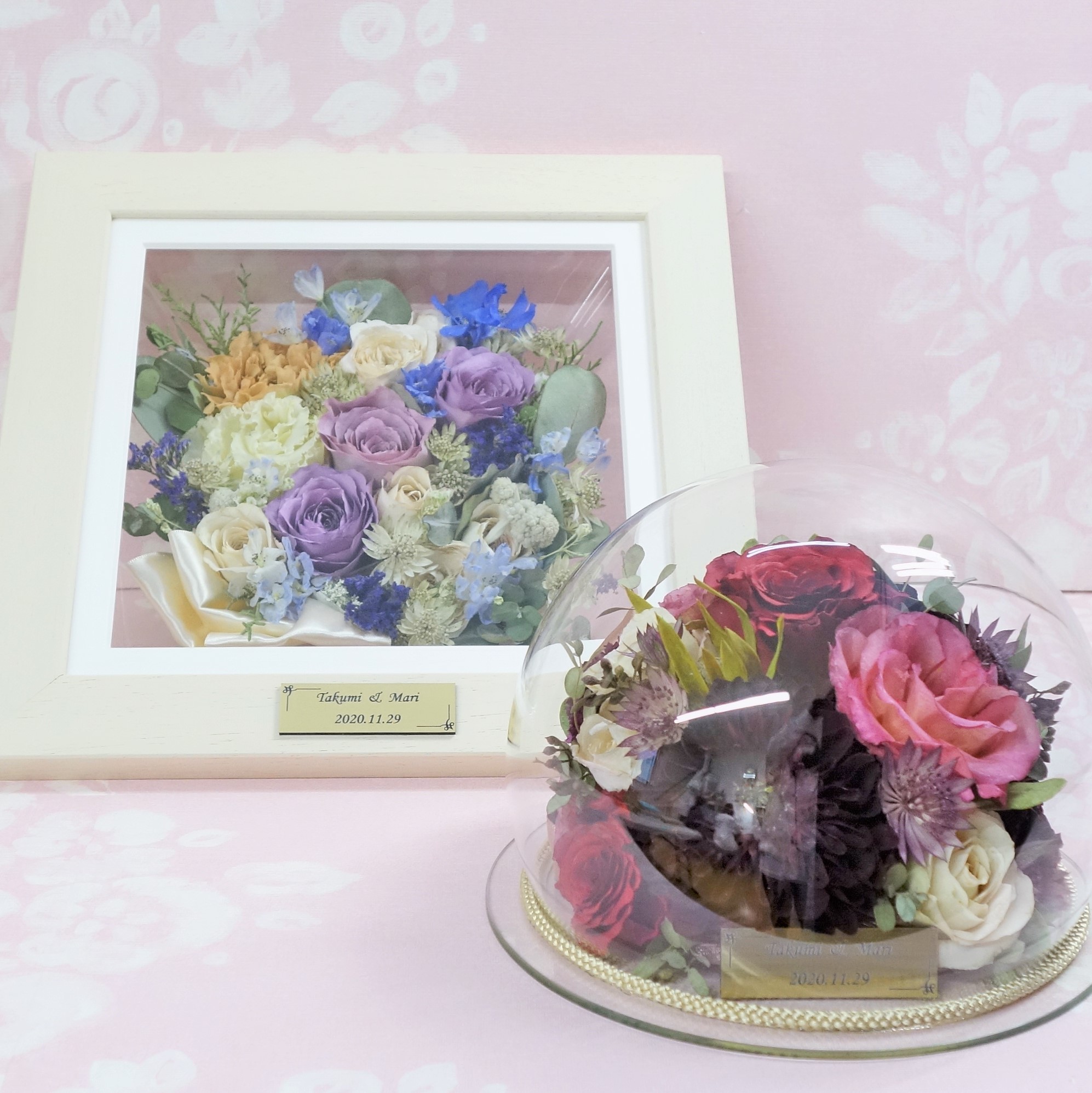 白と紫バラやブルーのデルフィニウムのブーケと ダリアやカーネーションのブーケを立体ボックスとボトルフラワーにそれぞれ保存加工